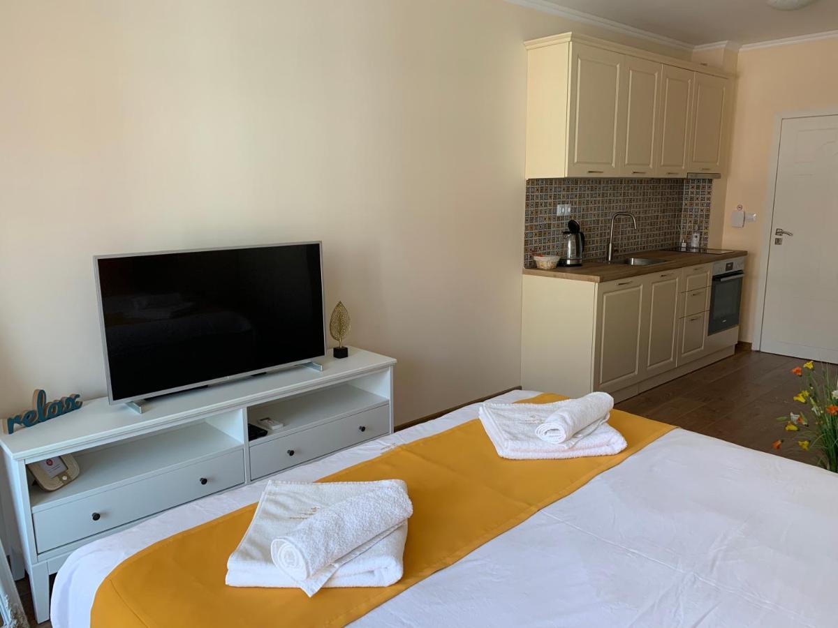Valencia Gardens Deluxe Apartments เนเซบาร์ ภายนอก รูปภาพ